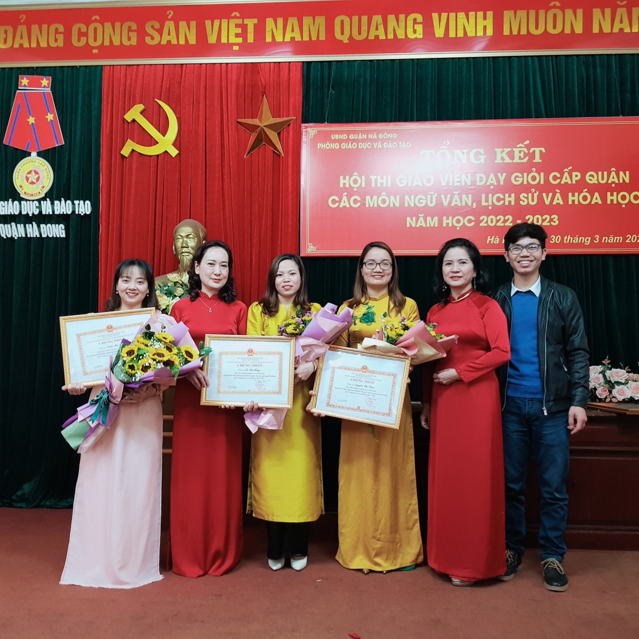 Các cô giáo cùng đại diện lãnh đạo phòng GD&ĐT, BGH nhà trường